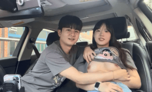 Couple cute bú vú trong ôtô đậu ven đường
